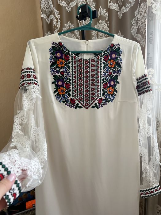 Вишите плаття з фатіном