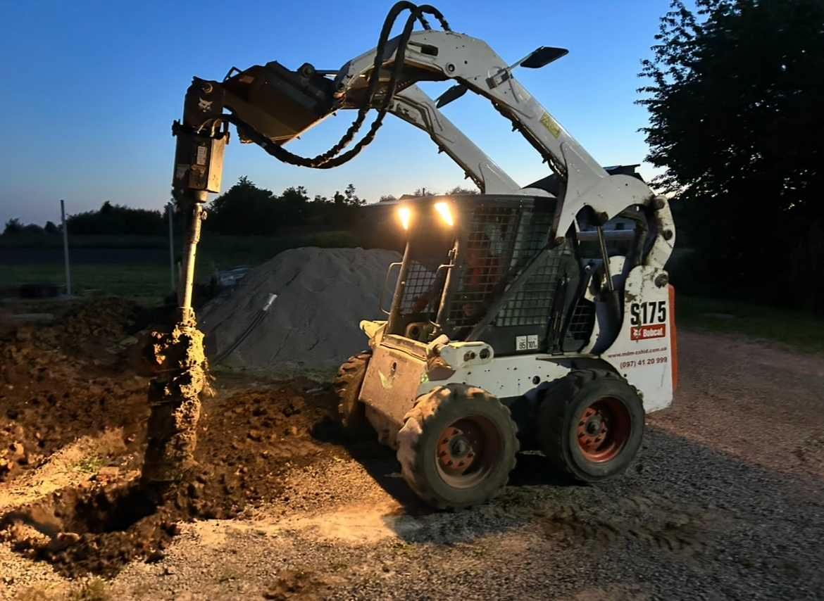 Шнекове буріння отворів у ґрунті. Бурова установка bobcat. Ямобур.