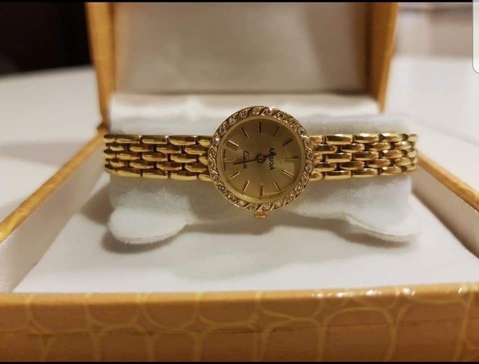 Relógio elegante de senhora em Ouro 19k com Diamantes. Sem uso