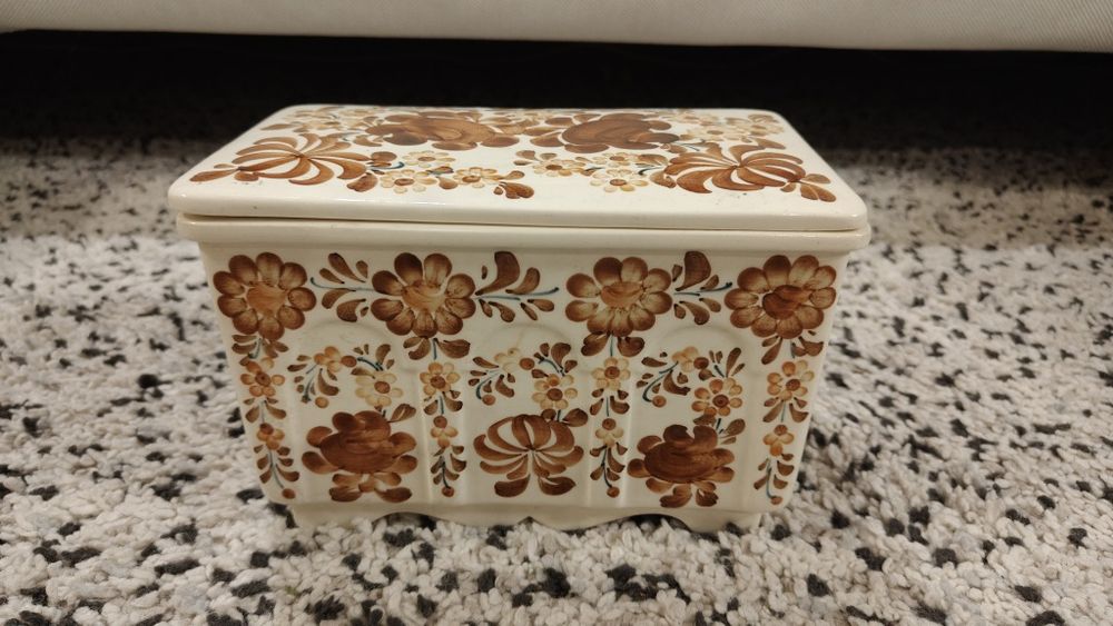 Szkatułka, skrzynia ludowa, fajans Włocławek