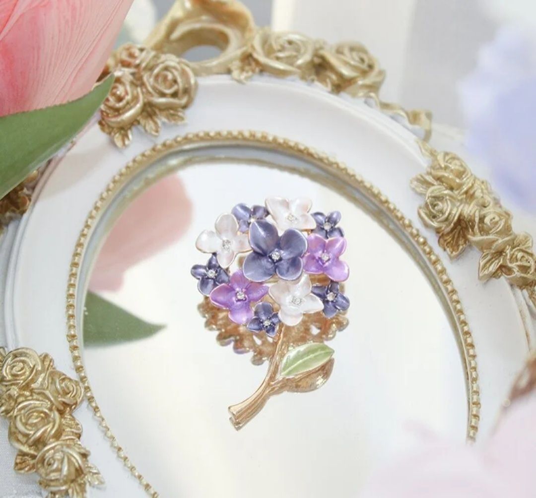 Broszka kwiat bzu kolor  lila , fiolet perła z kryształkami