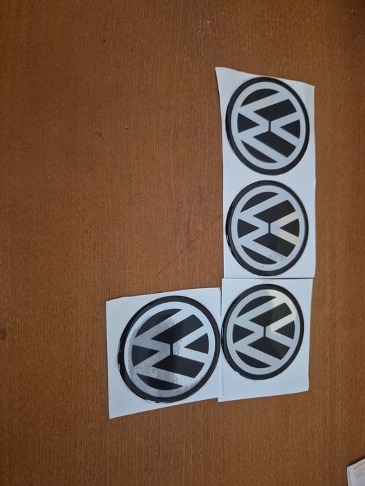Naklejki na kołpaki alu felgi do Vw slikonowe średnica 60mm srebno cza