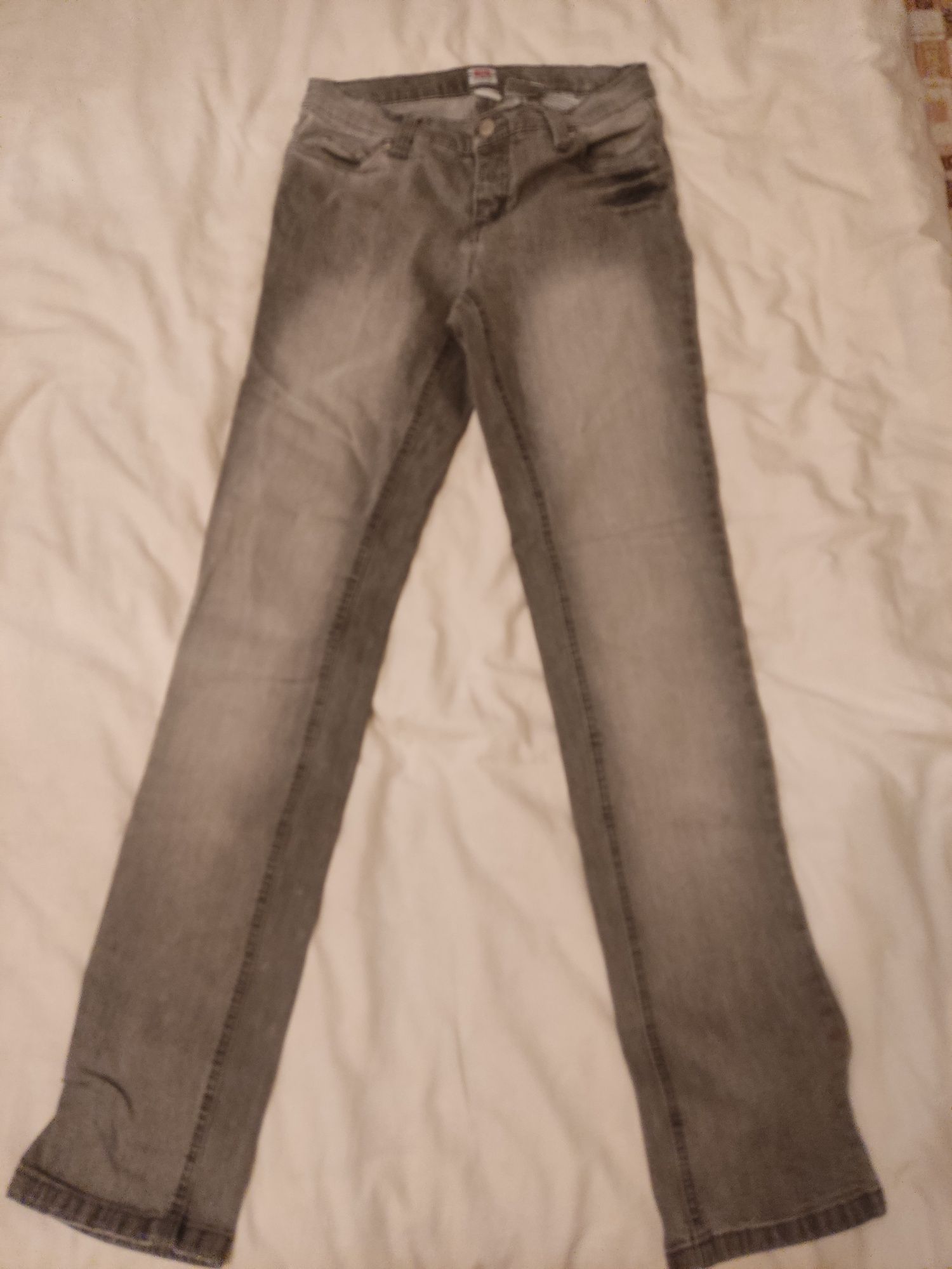 Гарні джинси практичні неношені майже зовсім
