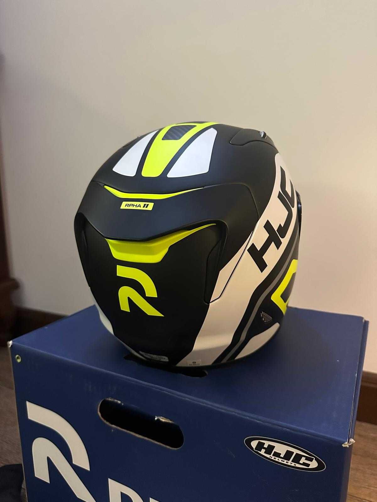 KASK HJC RPHA 11  r. S w kolorystyce czarno biało żółtym.