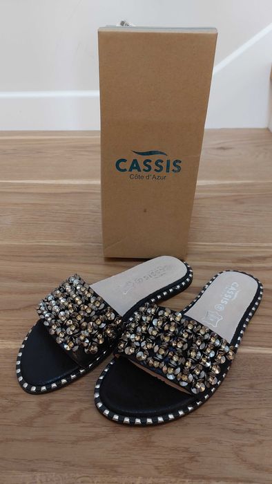 NOWE skórzane czarne klapki Cassis ze zdobieniami r. 38