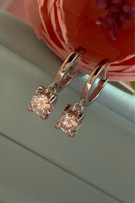 Элегантные серебряные сережки с муассанитами-бриллиантами