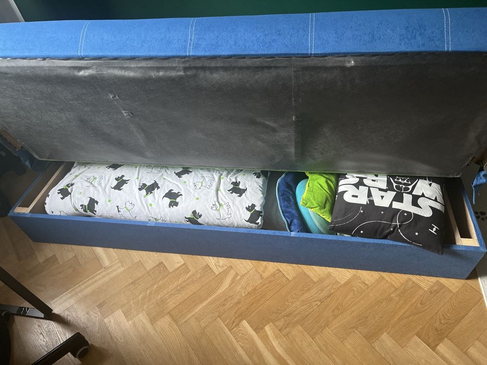 Sofa rozkładana z pojemnikiem na pościel