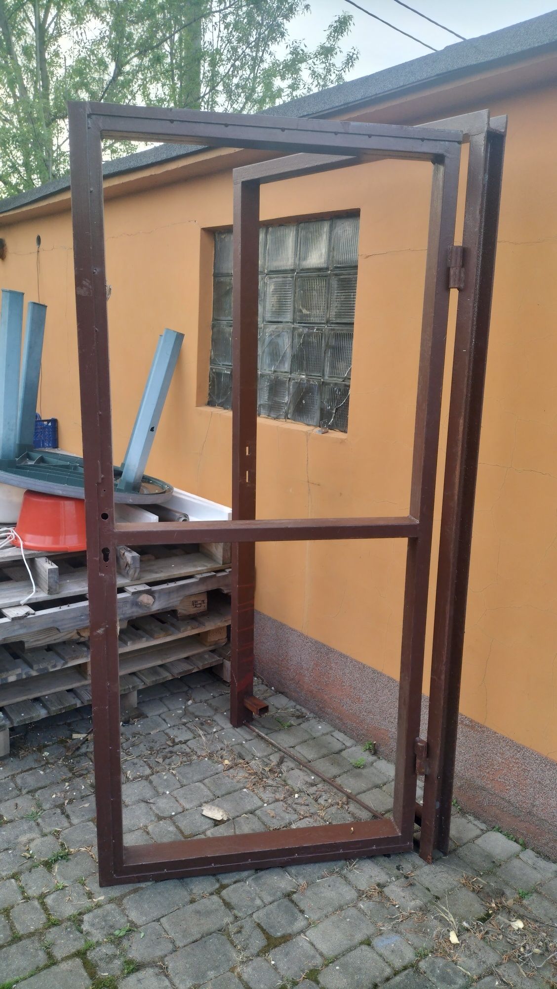 Drzwi stalowe z futryną 90