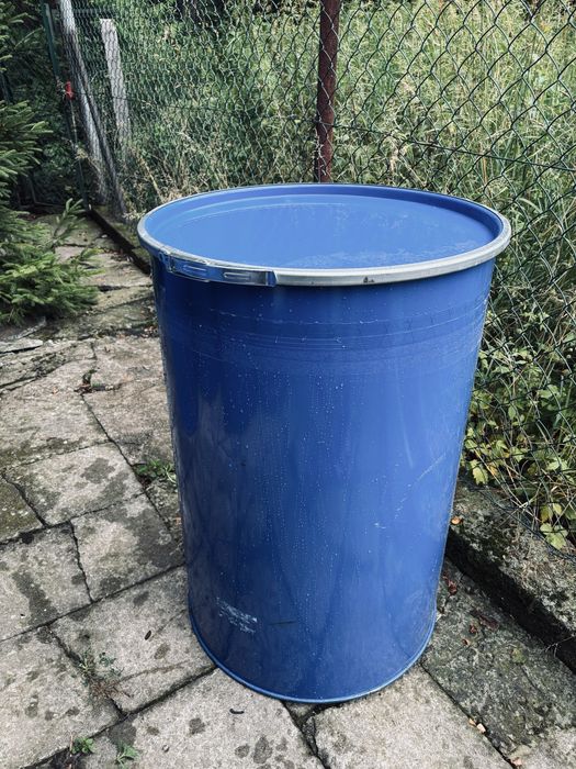 Metalowe beczki z pokrywą i klamrą zaciskową