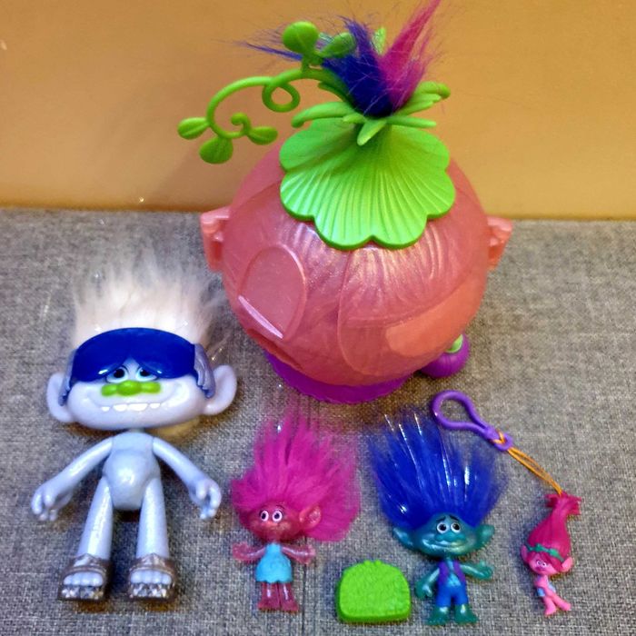 Trolle Podświetlany domek i laleczki - Zestaw koronacyjny + Mega Troll