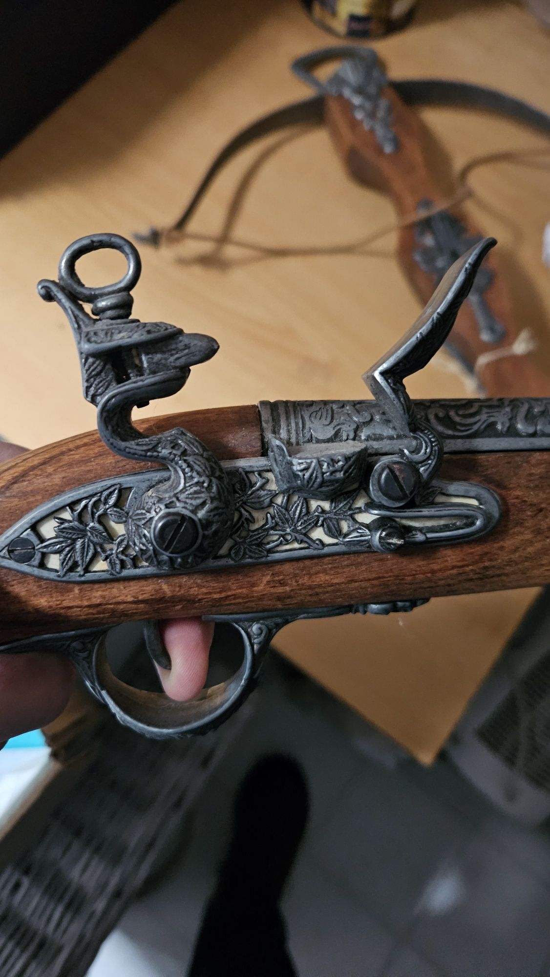 Pistola e Besta antigos
