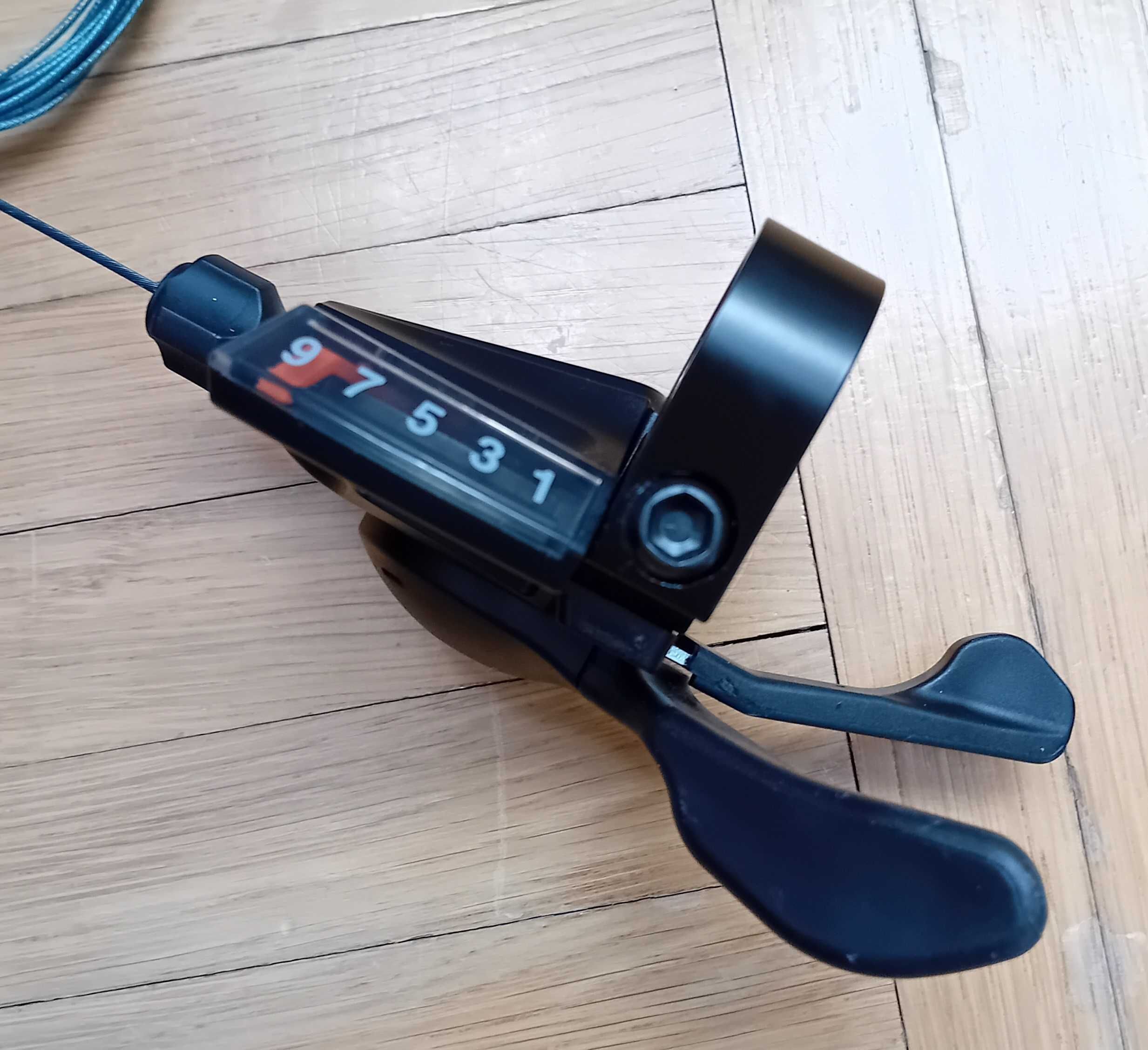 Manetka,dźwignia przerzutki Shimano Alivio SL-M3100 prawa, 9-biegowa.