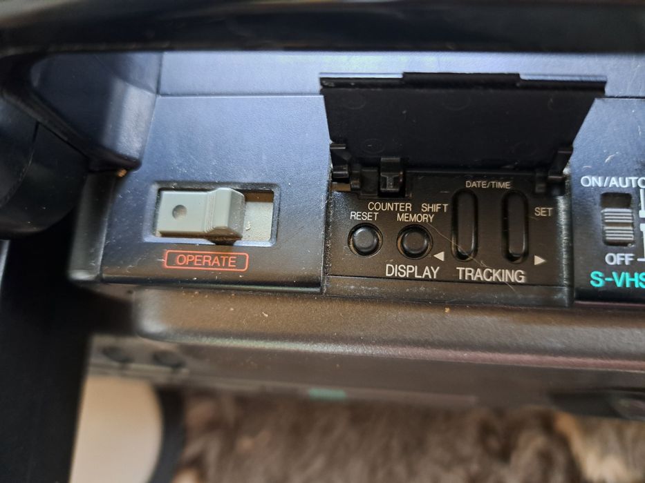 Продам  касетну відеокамеру Panasonic  M 9000