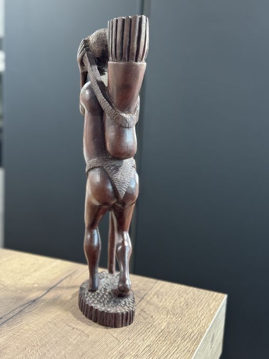 Escultura tradicional angolana em madeira