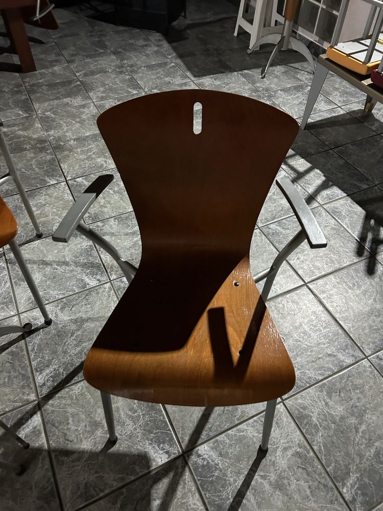 Quatro mesas de cafe e dezasseis cadeiras