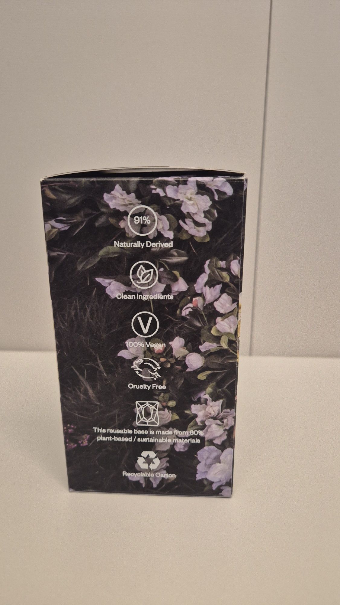 Pudełko po perfumach god is a woman Ariana Grande