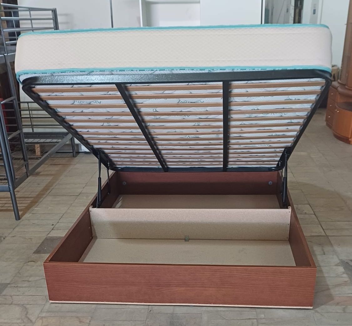 Cama Sommier com arrumações