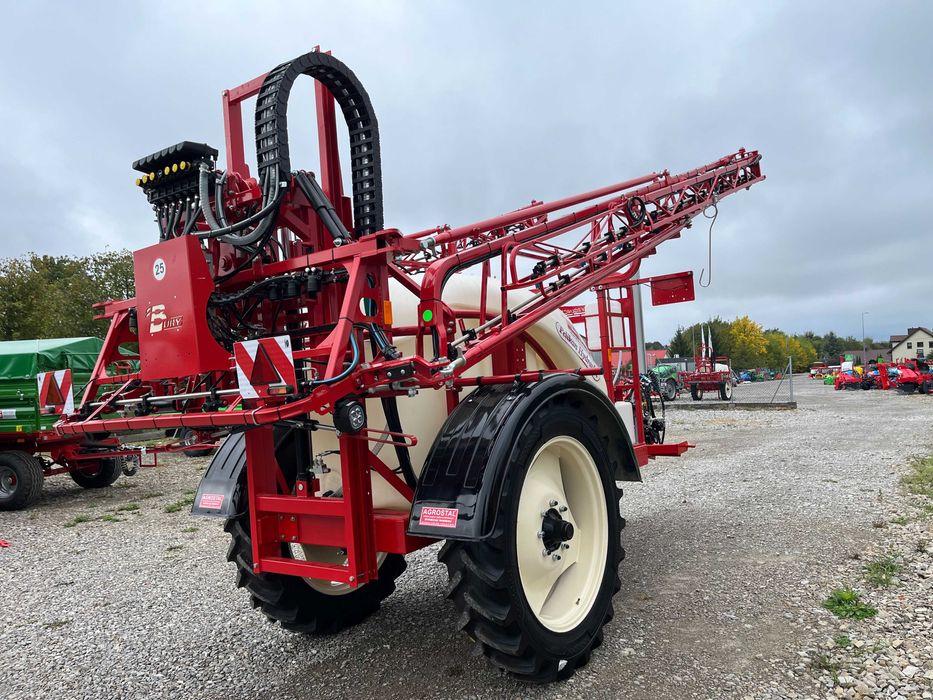 Opryskiwacz polowy ciągany Bury Pelikan 2300 belka 21 m 4HP