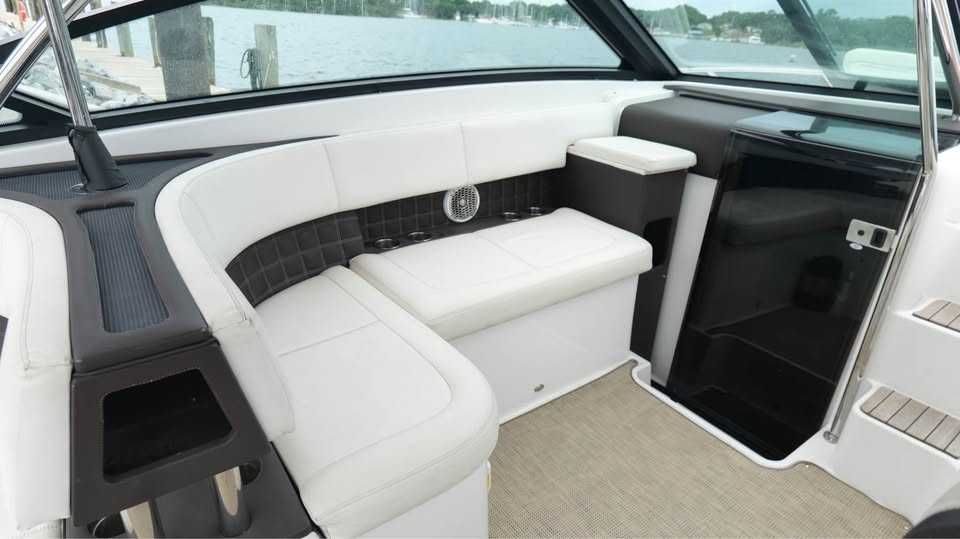 Jacht motorówka Cobalt A40 15r. Volvo Penta Diesel joystick luksusowy