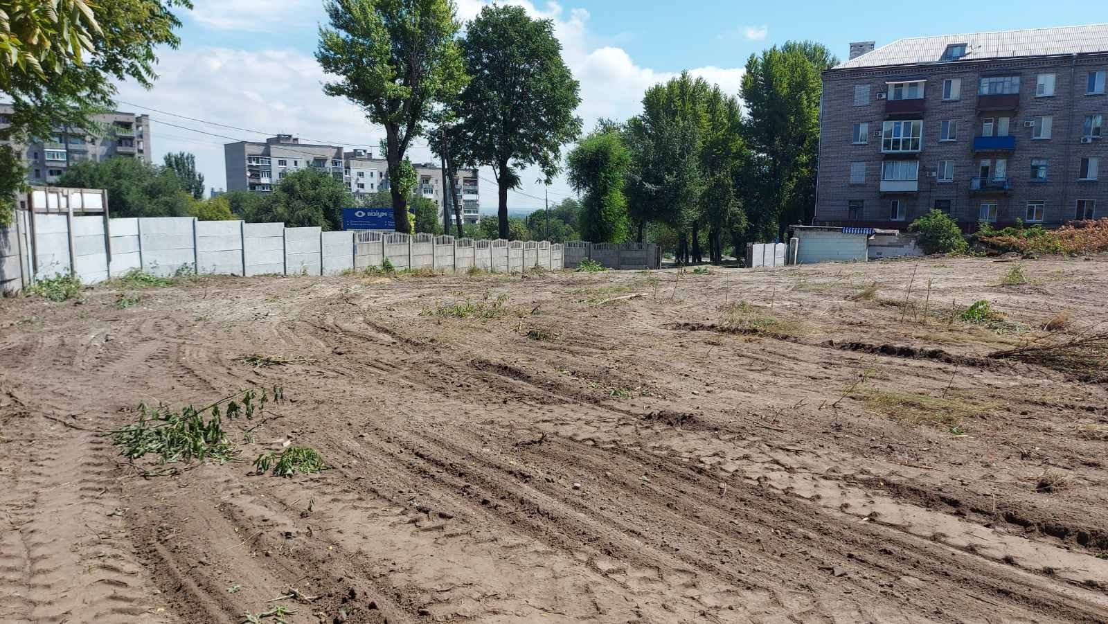 Продаж земельної ділянки під комерцію в центрі міста.