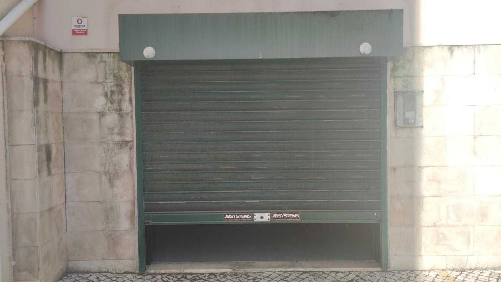 Garagem para 3 carros / Loja