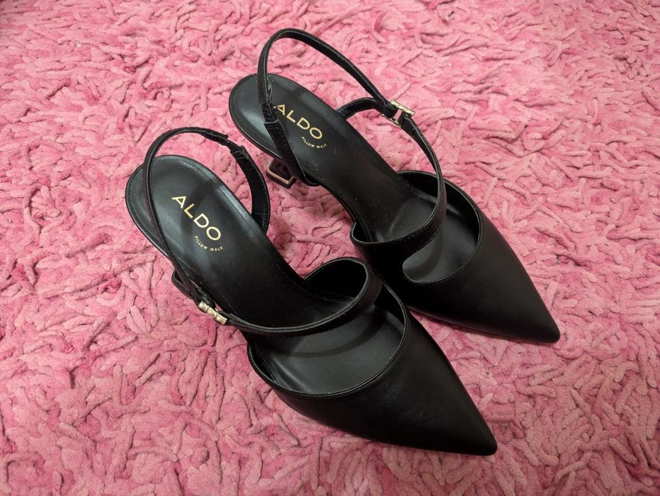 Sapatos pretos da Aldo
