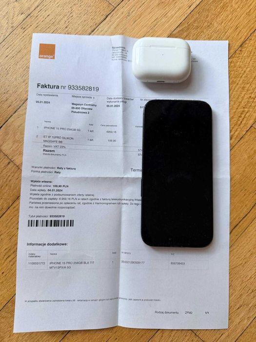 iPhone 15 pro oraz słuchawki iPods pro 2