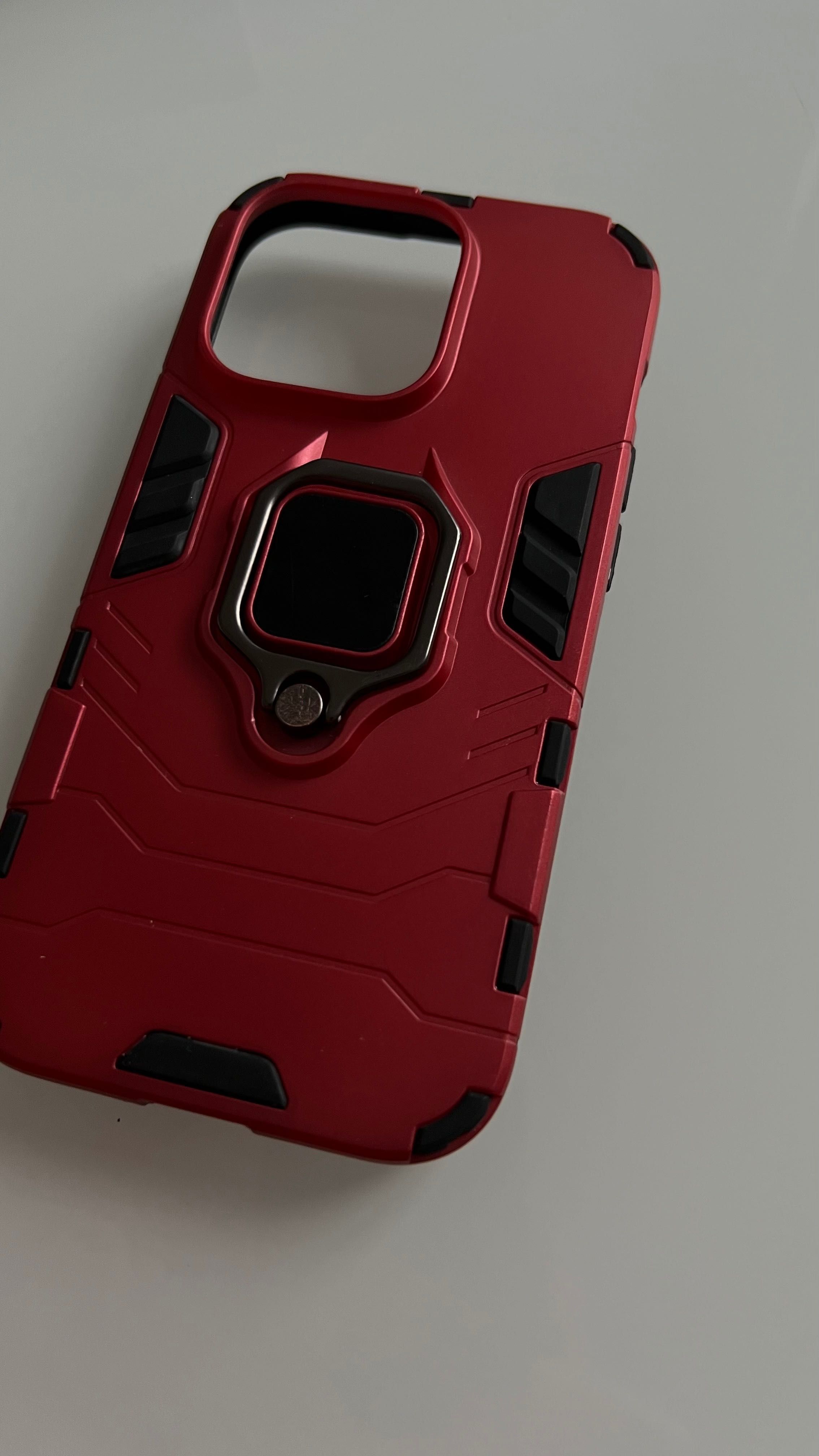 Червоний чохол з кільцем на iPhone 14 Pro
