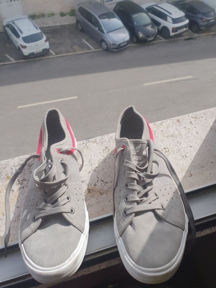 Par de ténis 2 adidas