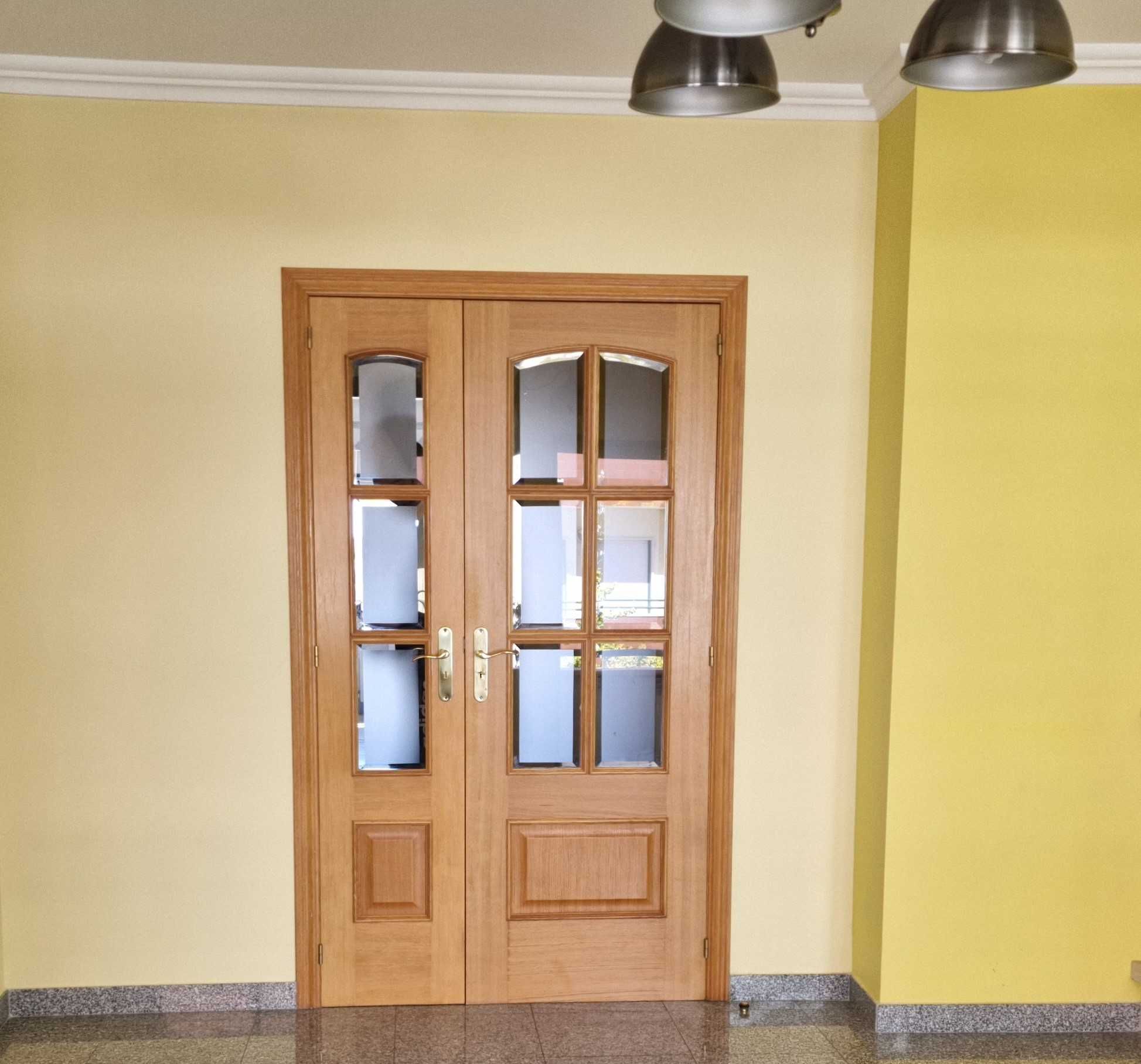 Porta / Portas em Madeira em bom estado (aduelas, guarnições incluído)