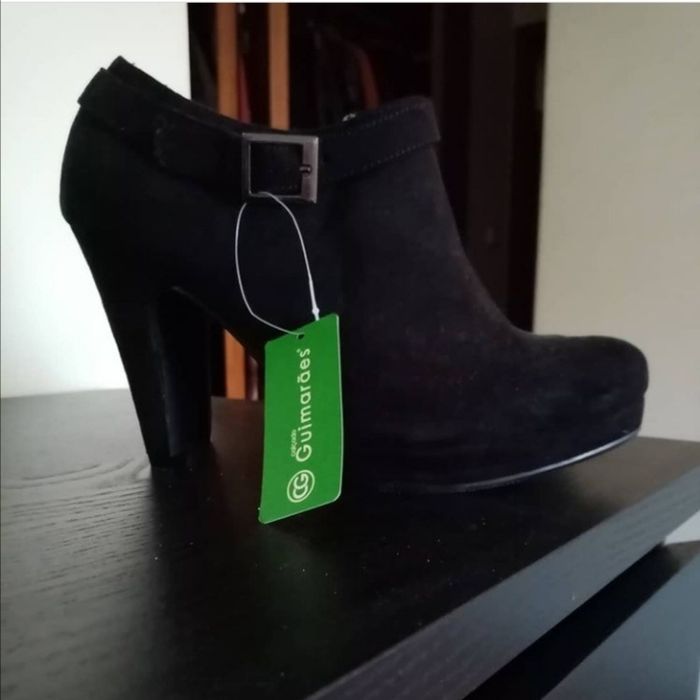 Botins pretos de salto