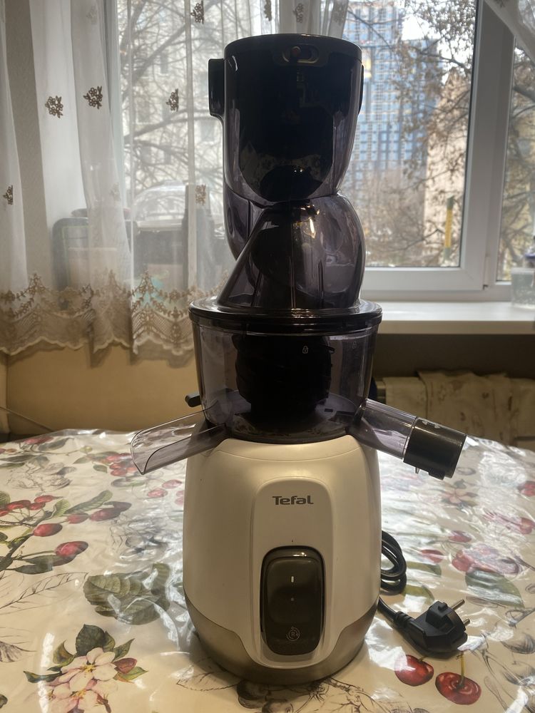 Продам б/у Соковитискач (сокодавка) шнековий Tefal UltraJuice ZC600138