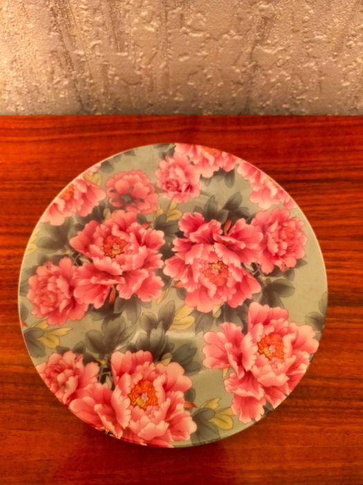 Пионы. Черная тарелка. Тарелка, роспись. Япония.