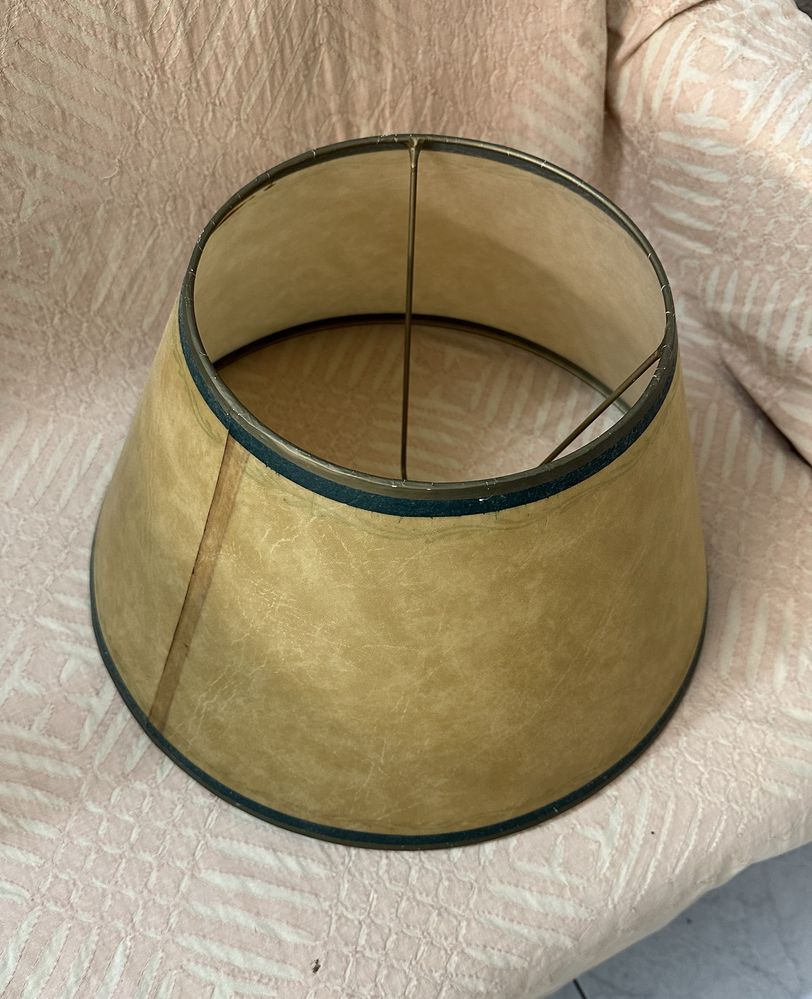 Abajour para candeeiro de sala em  pele.