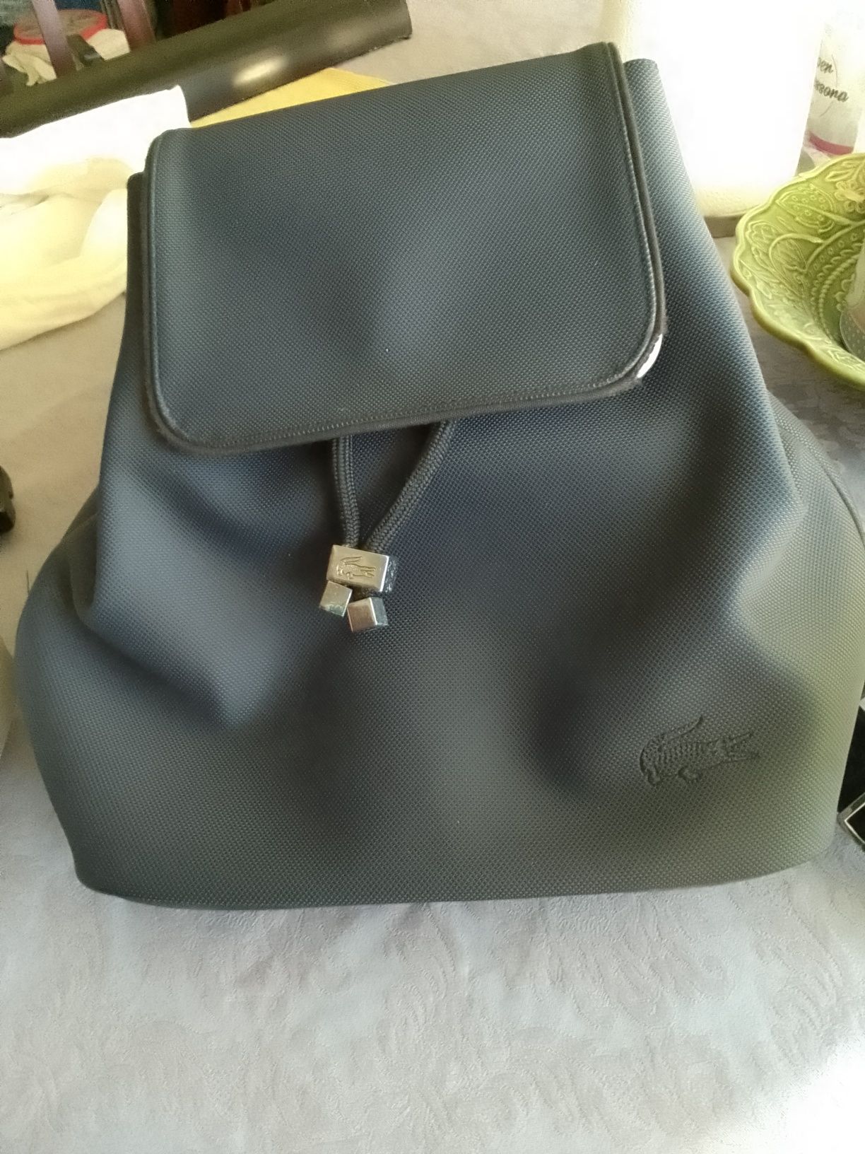 Mochila Lacoste em bom estado