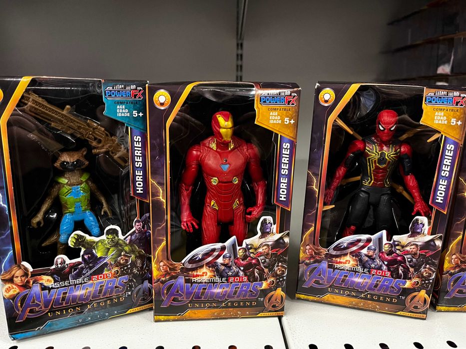 Месники: Халк, Танос, Спайдермен, Залізна людина, Єнот