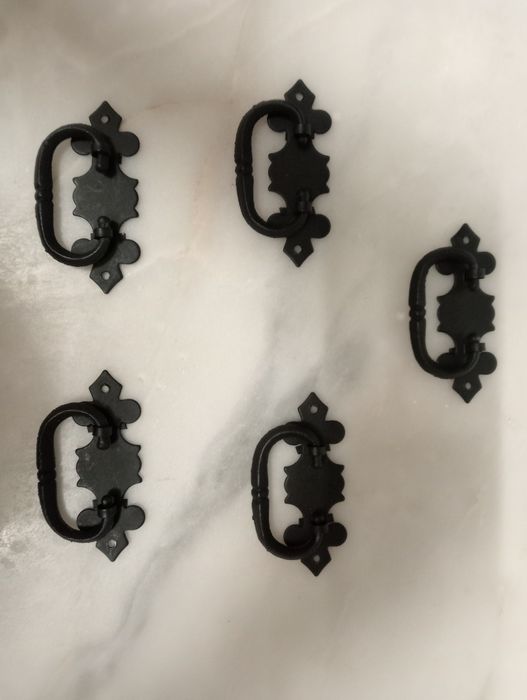 5 puxadores em ferro preto.