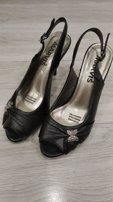 Szpilki damskie z motylem