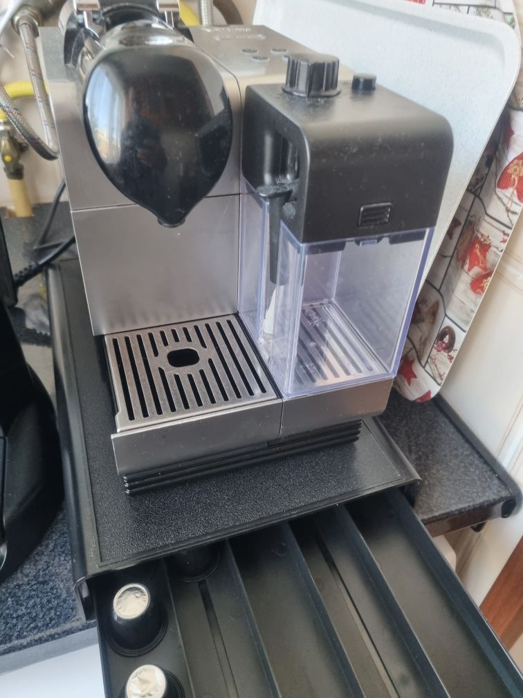Máquina de café nespresso latissima