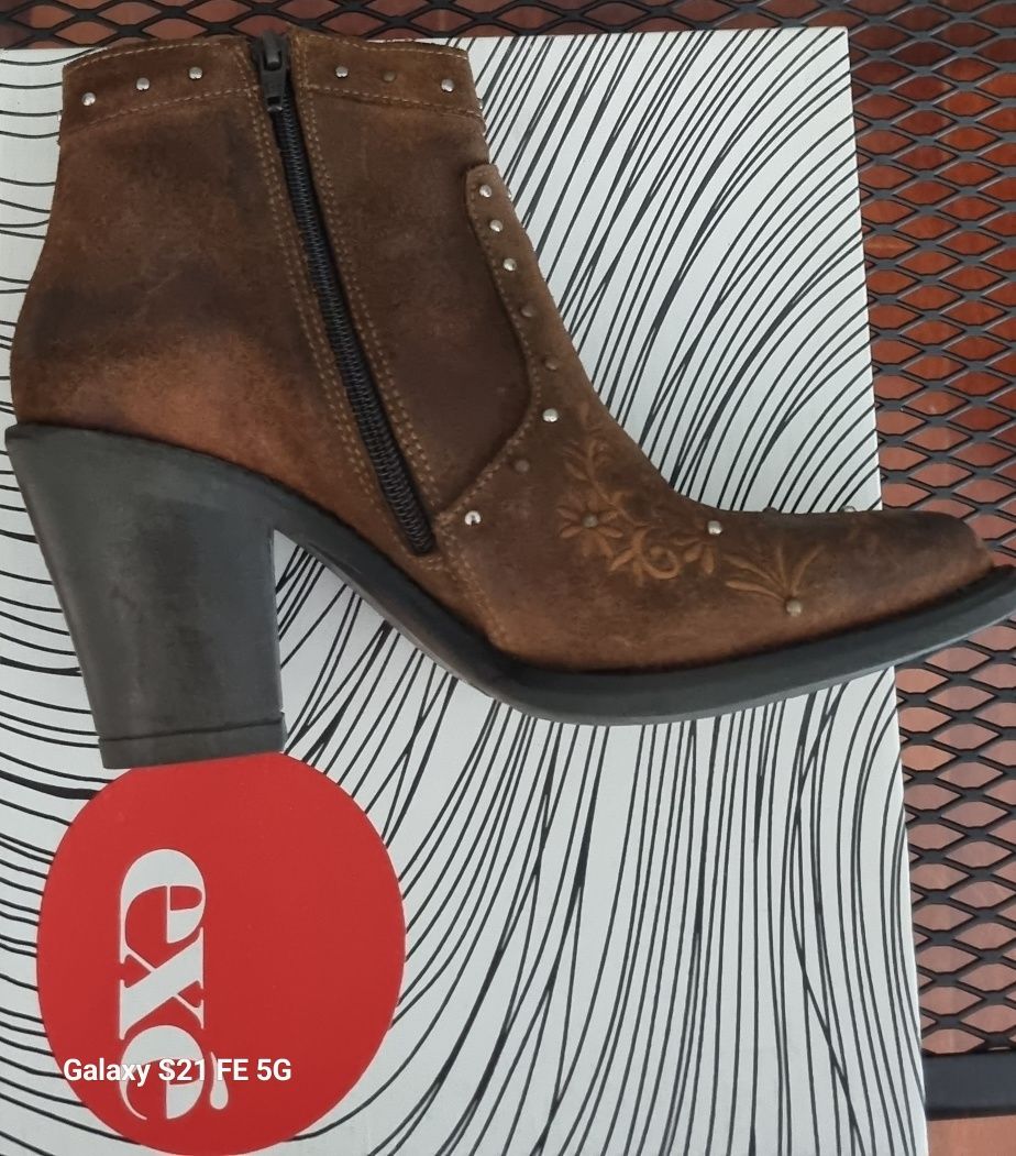 Botas de cano curto em pele