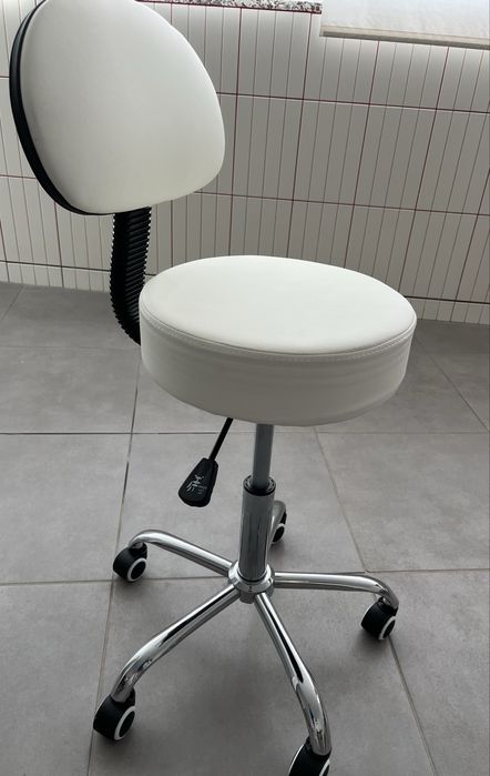 Banco para Estética com Encosto e Altura Regulável