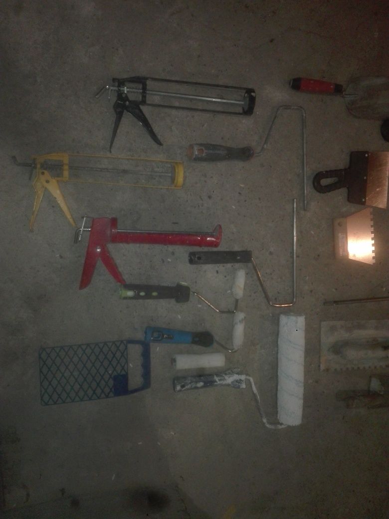 Szpachlówka pióro kielnia packa wałek malarski  pistolet do kleju
