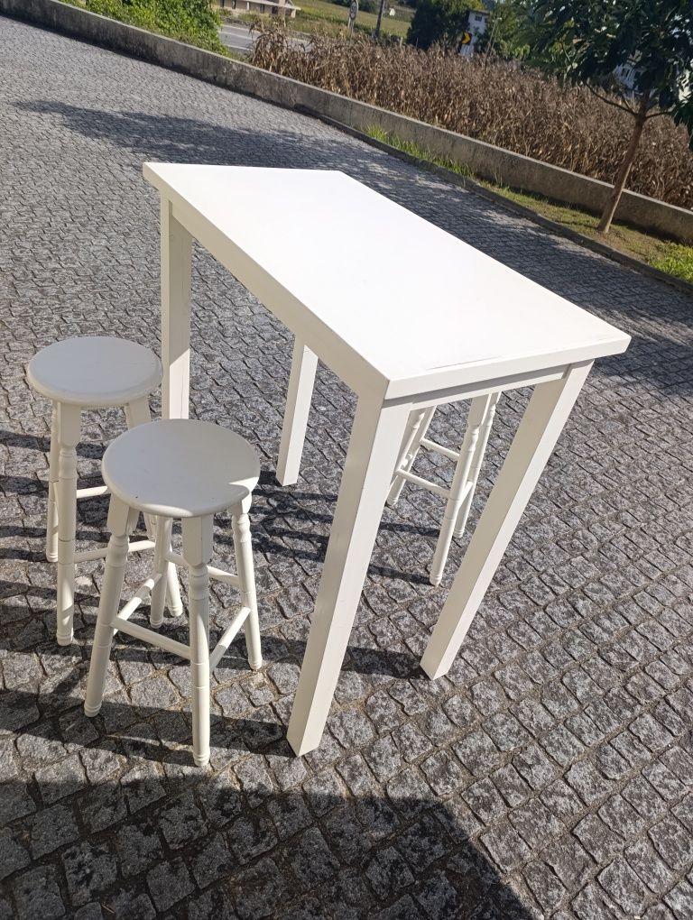 Mesa alta +3 Bancos Altos
