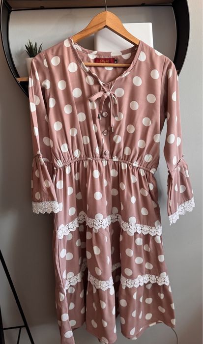 Retro sukienka w grochy pudrowy róż z falbanką wiązana koktajlowa