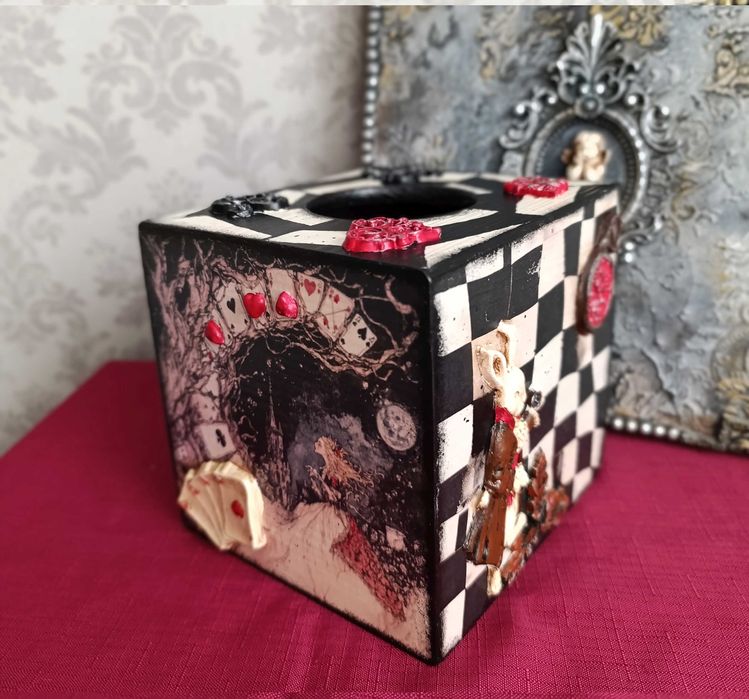 Chustecznik z historią Alicji w Krainie Czarów. Rękodzieło. Prezent.