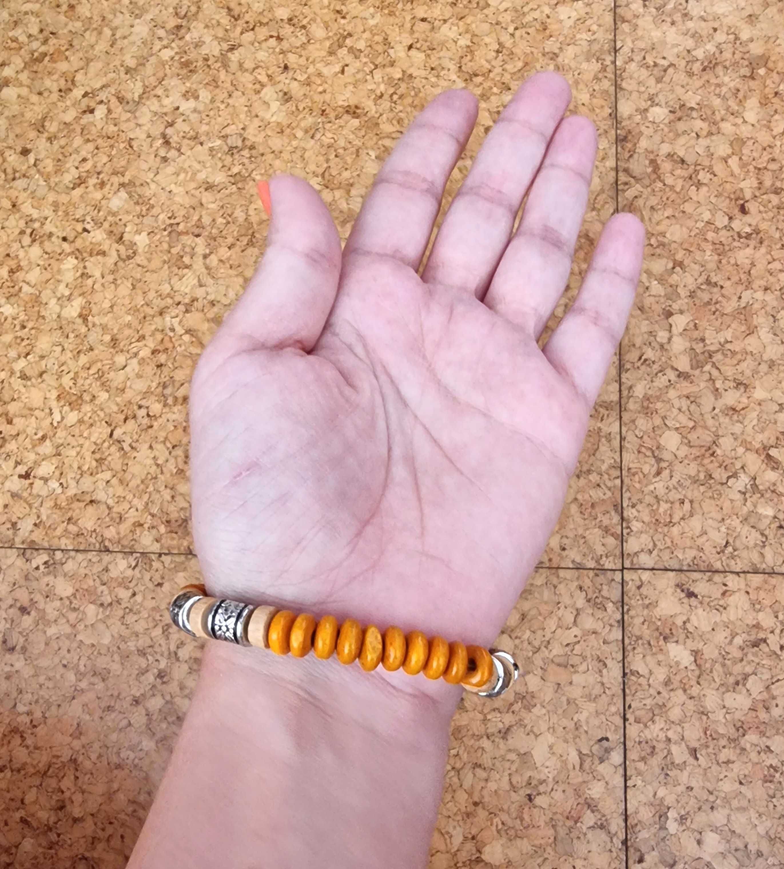 Pulseira laranja, castanha e cinzenta