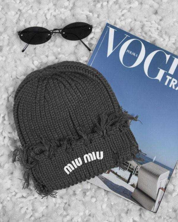 Шапка miu miu з лого серая с бахрамой