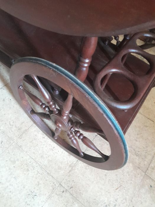 Carrinho bar em madeira.