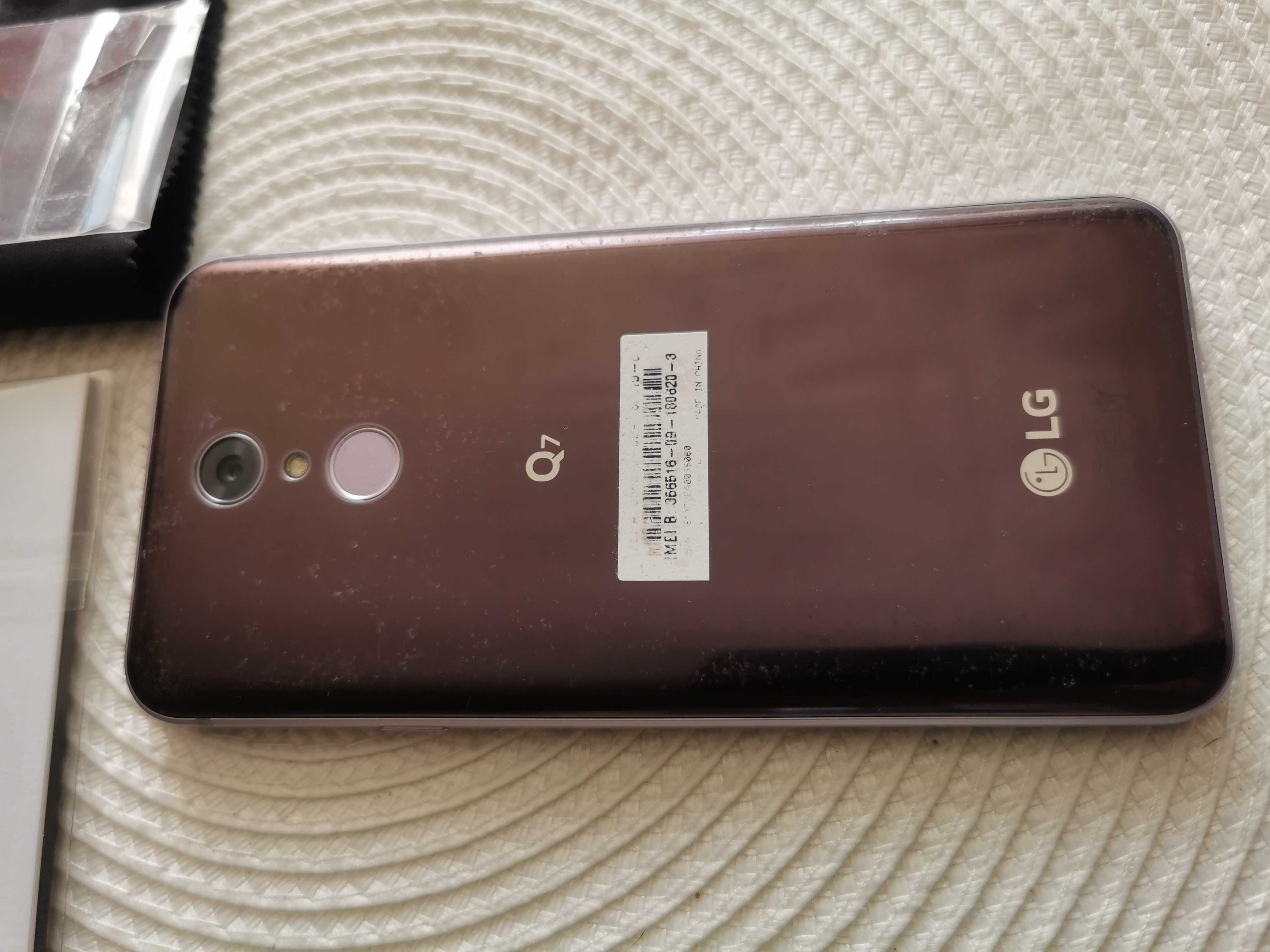 Smartfon LG Q7  w bardzo dobrym stanie.