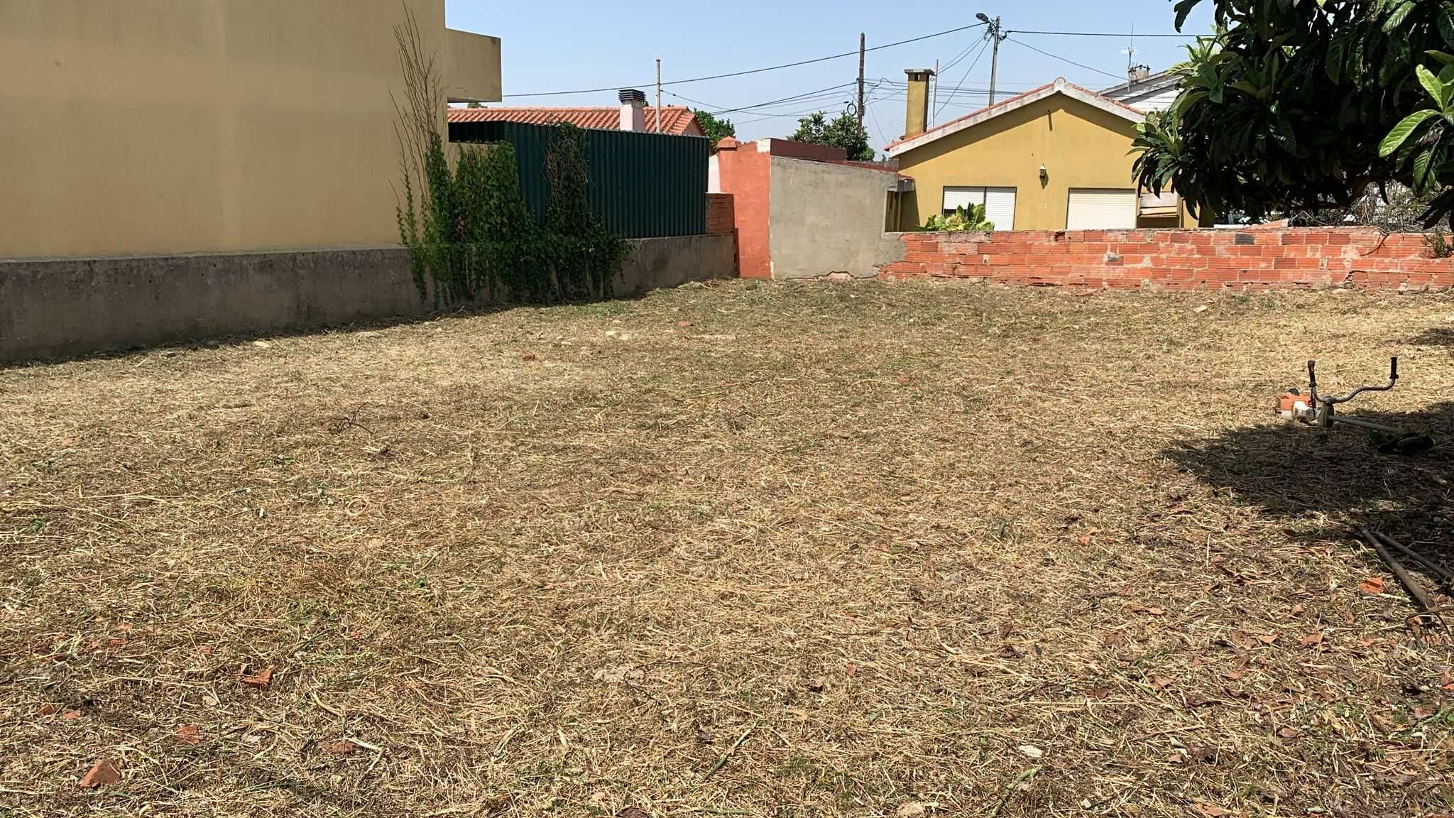 Serviços de limpeza de terrenos e quintal